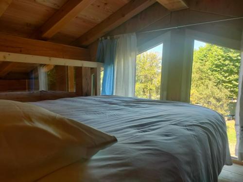 Postel nebo postele na pokoji v ubytování Camping Canopée