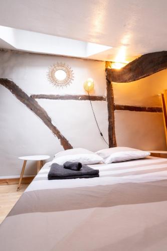 une chambre avec un lit avec une couverture dessus dans l'établissement Charmant Duplex Coeur Historique, à Rennes