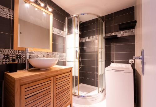 une salle de bain avec un lavabo et une douche dans l'établissement Charmant Duplex Coeur Historique, à Rennes