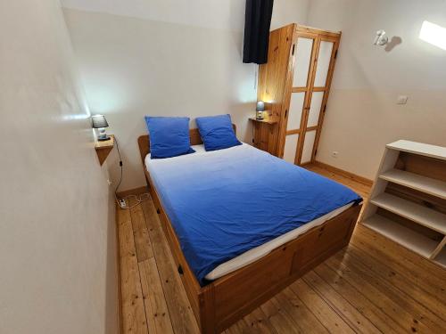 - une chambre avec un lit doté de draps bleus et d'oreillers bleus dans l'établissement Gîte Les Palmiers L'Escapade Des Flamants Roses, à Mireval