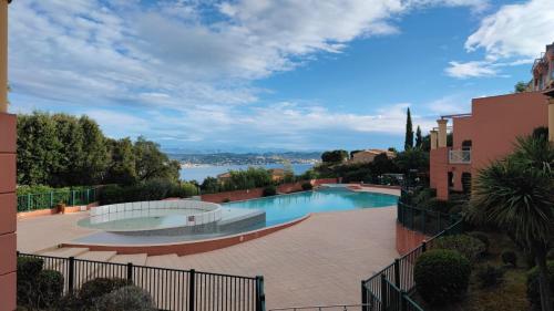 une piscine avec vue sur l'eau dans l'établissement Climatisé, piscine, proches des plages, à Théoule-sur-Mer
