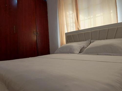 Una cama o camas en una habitación de Kings & Queens Arena