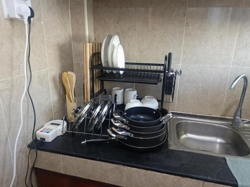 Una cocina o cocineta en Kings & Queens Arena