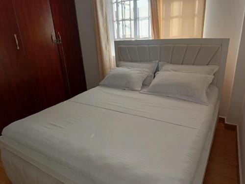 Una cama o camas en una habitación de Kings & Queens Arena