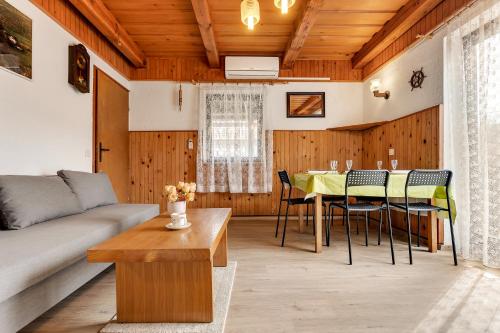 un salon avec une table et un canapé dans l'établissement Urban Escape Cottage, à Ljutomer