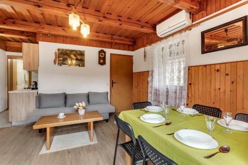 une salle à manger avec une table et un canapé dans l'établissement Urban Escape Cottage, à Ljutomer