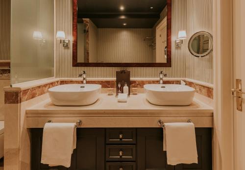 a bathroom with two sinks and a large mirror at Wellington Hotel & Spa Madrid in Madrid