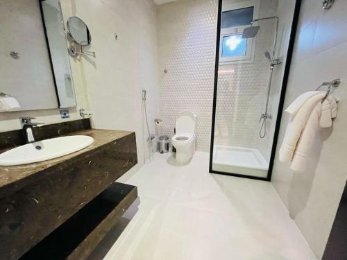 a bathroom with a sink and a shower and a toilet at فندق سفن دريم in Al Kharj