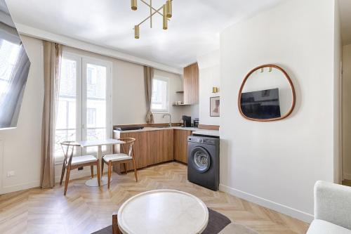 une cuisine et un salon avec une machine à laver dans l'établissement Barbès Buttes Chaumont Cosy Studio 2P, à Paris