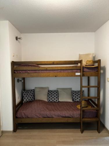 deux lits superposés dans une petite pièce avec dans l'établissement Aureilhan T2 50m2, 6 pers, wifi, piscine résidence, à Aureilhan