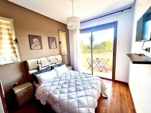 Ένα ή περισσότερα κρεβάτια σε δωμάτιο στο Appartement moderne à Marrakech Piscine, Jardin & fibre