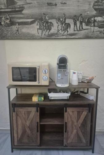 a microwave sitting on top of a wooden table at Pensión Javier in Seville