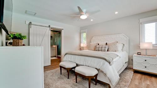 Giường trong phòng chung tại The Key Royale Gem