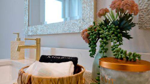 Giường trong phòng chung tại The Key Royale Gem