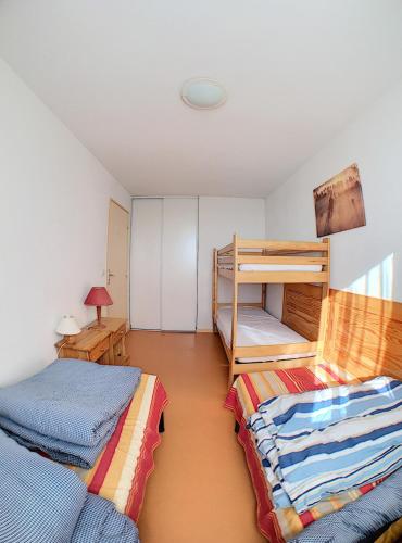 une chambre avec deux lits superposés et un bureau dans l'établissement Maison, 8 places, 3 chambres, clim, piscine, tennis, à Calvisson