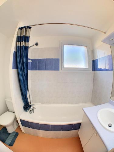 une salle de bain avec une baignoire et un lavabo dans l'établissement Maison, 8 places, 3 chambres, clim, piscine, tennis, à Calvisson