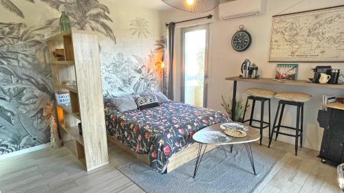 une chambre avec un lit et une table dedans dans l'établissement Les Coralies, à Sainte-Maxime