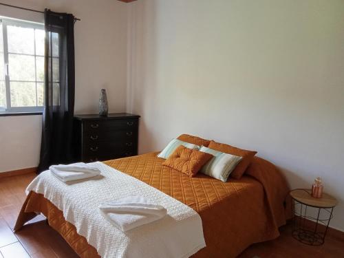 Ένα ή περισσότερα κρεβάτια σε δωμάτιο στο Quinta dos Dragoeiros - RRAL Nº3452