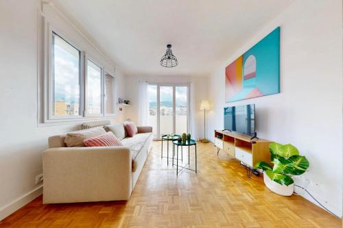 un salon avec un canapé et une télévision dans l'établissement The Opal - 2bds in the city center, à Annecy