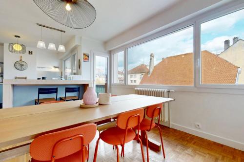 une cuisine et une salle à manger avec une table et des chaises dans l'établissement The Opal - 2bds in the city center, à Annecy