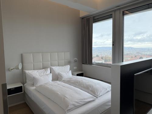 Ένα ή περισσότερα κρεβάτια σε δωμάτιο στο Modern City Apartment with Stunning Vienna Skyline Views