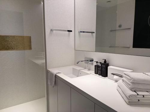 Ένα μπάνιο στο Modern City Apartment with Stunning Vienna Skyline Views