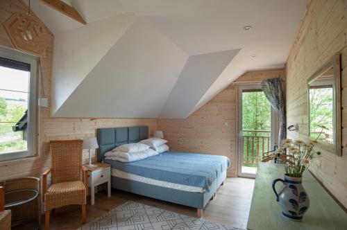 Ένα ή περισσότερα κρεβάτια σε δωμάτιο στο Dom Nad Świerzówką