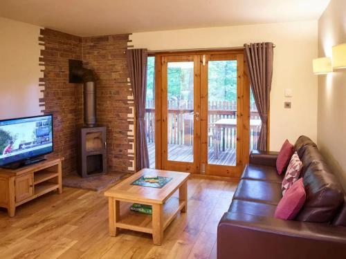 TV a/nebo společenská místnost v ubytování Sherwood Forest Cabins - Forest Holidays