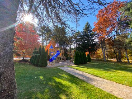 Un jardín fuera de Golden Gables Inn