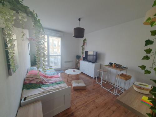 une pièce avec un lit et une table dedans dans l'établissement L'îlot du Val d'Europe à 2 minutes du RER et à 5 minutes de Disneyland, à Montévrain