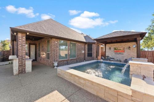 una casa con piscina en el patio trasero en 5 Minutes to DFW 4 Br 2 and a half BA, en Lewisville