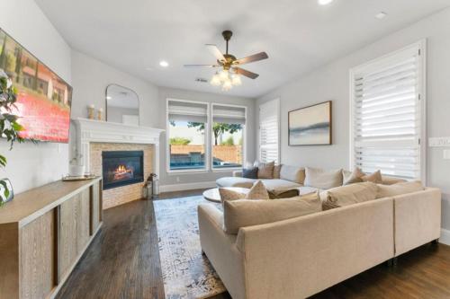 Una sala de estar con un sofá y una chimenea. en 5 Minutes to DFW 4 Br 2 and a half BA, en Lewisville