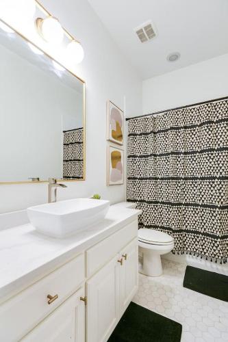 Un baño de 5 Minutes to DFW 4 Br 2 and a half BA