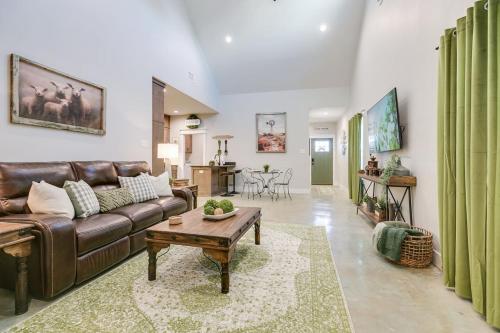 Ruang duduk di Sage Haven with 2 BR and 2 BA NEW