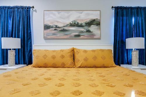 1 dormitorio con cama amarilla y cortinas azules en Brand New 3 BR 2 and a half BA, en San Angelo
