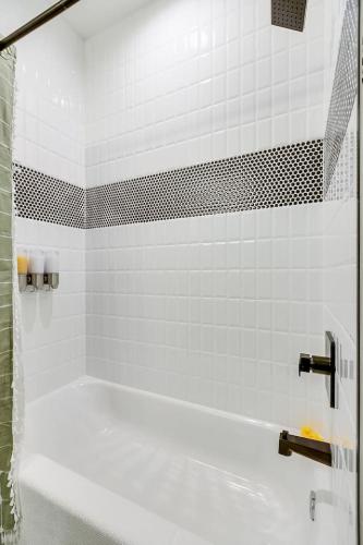Bilik mandi di Sage Haven with 2 BR and 2 BA NEW