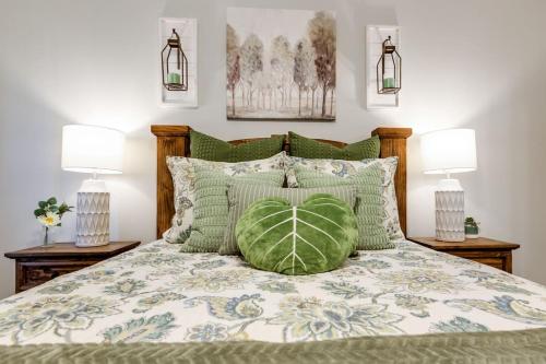 Katil atau katil-katil dalam bilik di Sage Haven with 2 BR and 2 BA NEW