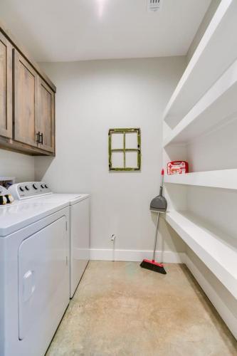 Dapur atau dapur kecil di Sage Haven with 2 BR and 2 BA NEW