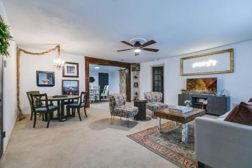 Posezení v ubytování Charming Corner Walkable to AFB