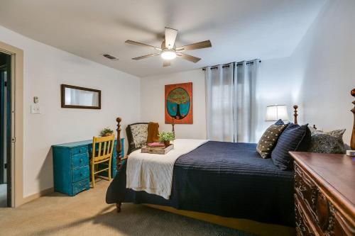 Postel nebo postele na pokoji v ubytování Charming Corner Walkable to AFB