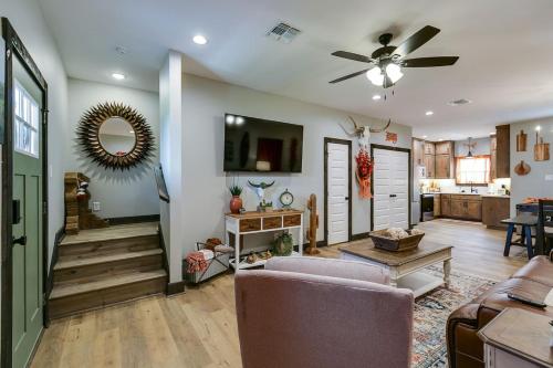 Televisyen dan/atau pusat hiburan di New Rustic Retreat 2 BR 2 and a half BA