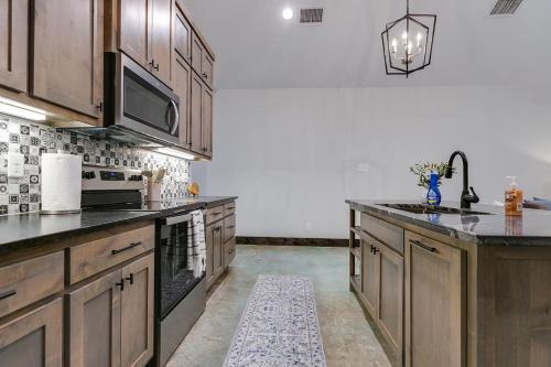 Cucina o angolo cottura di New Cozy and Convenient with 2BR and 2BA
