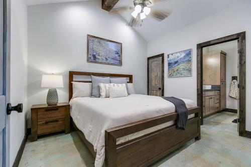 una camera da letto con un letto grande e uno specchio di New Cozy and Convenient with 2BR and 2BA a San Angelo