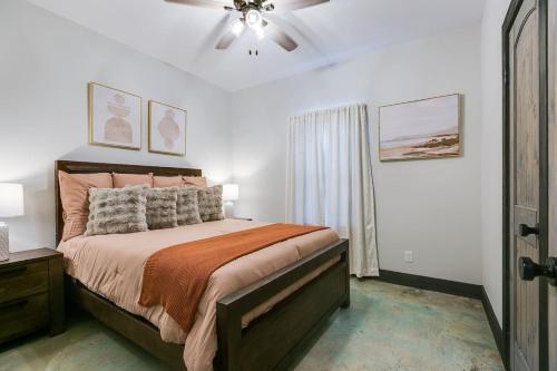 Letto o letti in una camera di New Cozy and Convenient with 2BR and 2BA