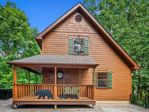 a house with two black bears on the porch at Forest Hollow in Pigeon Forge
