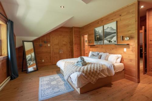 Un pat sau paturi într-o cameră la Wood Log Cabin Retreat - Spa - Gym - Family Club