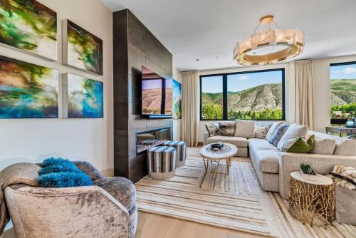 Χώρος καθιστικού στο Brand New Ski In Out With Westin Amenities