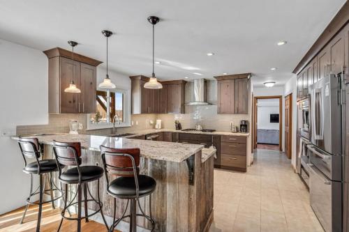 Η κουζίνα ή μικρή κουζίνα στο Spacious Secluded 2 Acres Remodeled Walk To Willit