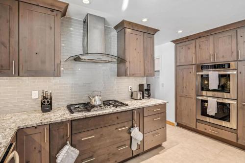Η κουζίνα ή μικρή κουζίνα στο Spacious Secluded 2 Acres Remodeled Walk To Willit