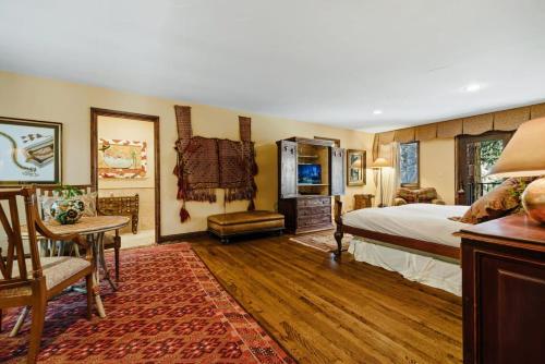 Postel nebo postele na pokoji v ubytování Secluded Single Family Home In BC, Views, Hot Tub